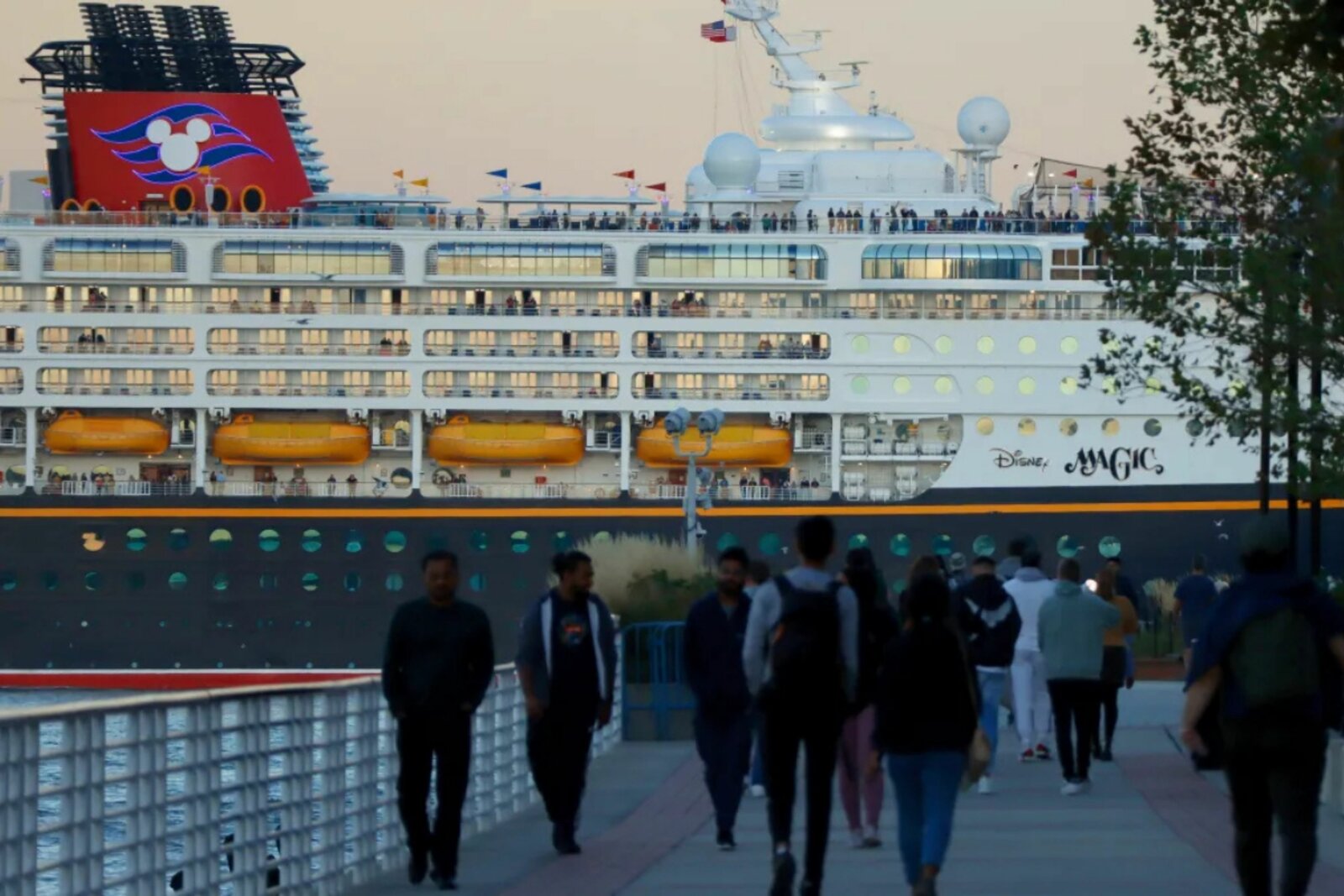 EU deporta a 27 trabajadores de cruceros tras investigación por red de explotación infantil