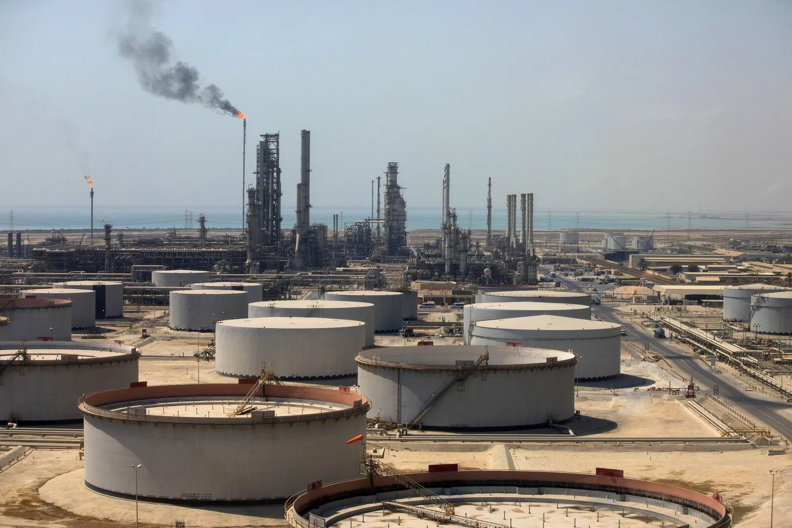 Arabia Saudita reporta caída histórica en producción de petróleo