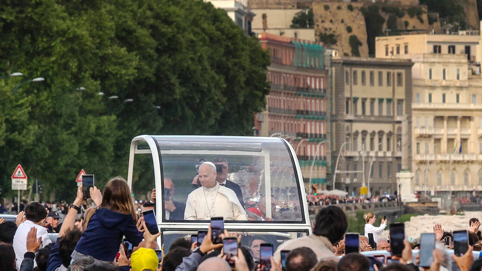 León XIV reza en el lugar del atentado a Juan Pablo II en el Vaticano