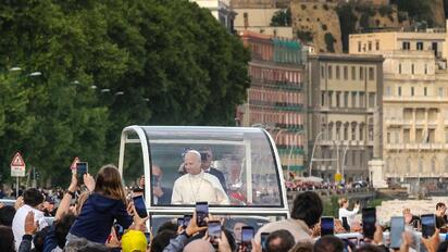 León XIV reza en el lugar del atentado a Juan Pablo II en el Vaticano