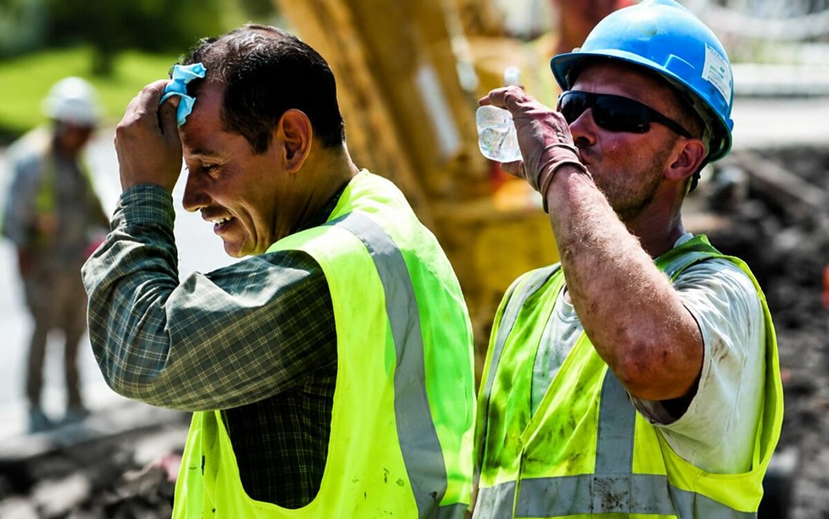 Sector construcción toma precauciones para proteger a empleados de las altas temperaturas