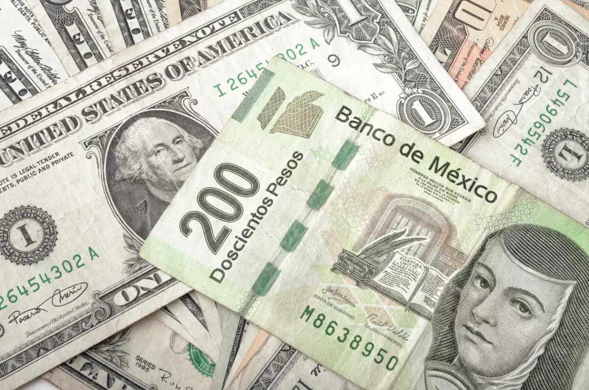 Peso mexicano avanza frente al dólar pese a nervios globales