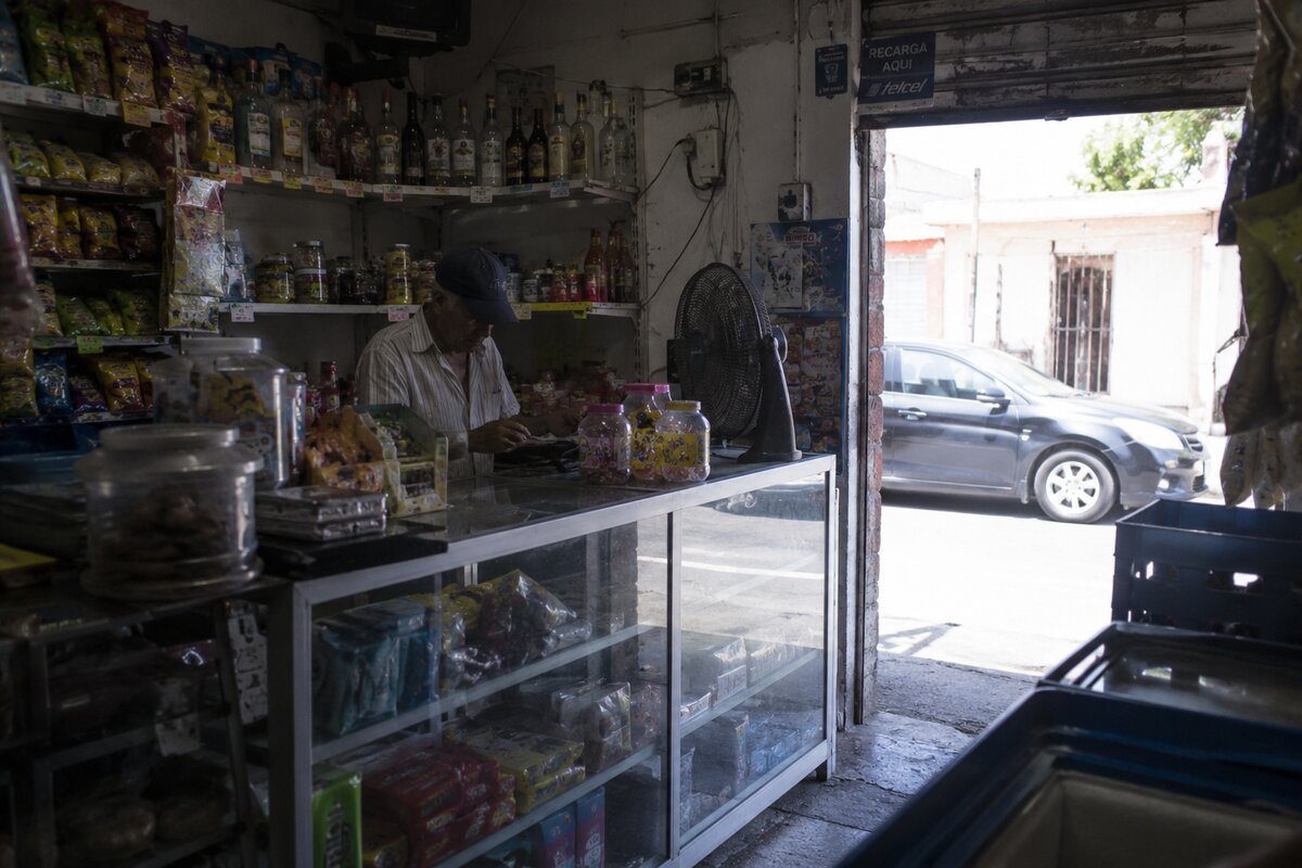 Negocios de barrio resisten en Monclova