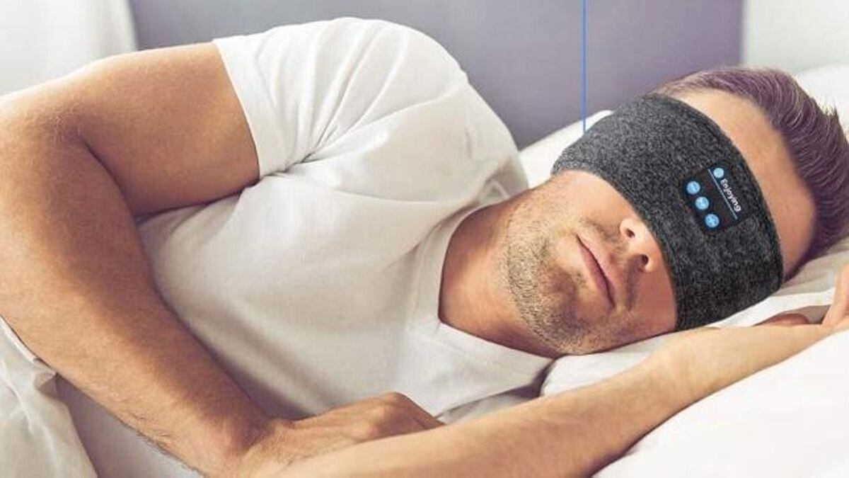 ¿Dormir con audífonos toda la noche puede afectar tu salud? 