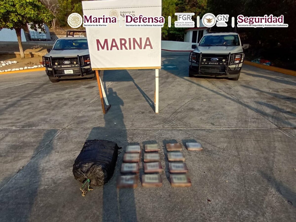 Semar localiza droga flotando en el mar frente a Huatulco