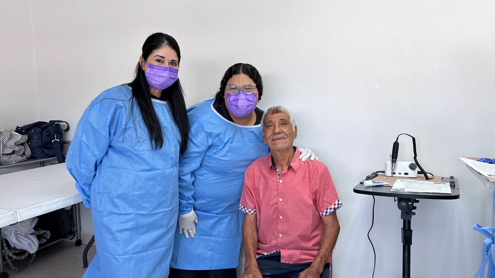 Salud entrega prótesis dentales gratuitas a 63 adultos mayores en la región centro 