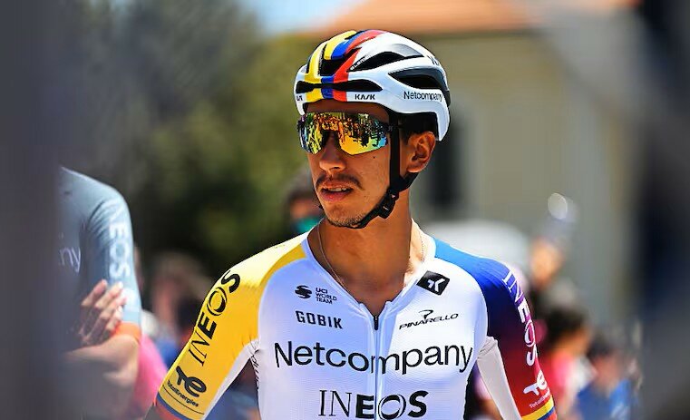 Egan Bernal se mantiene noveno en el Giro de Italia tras etapa caótica