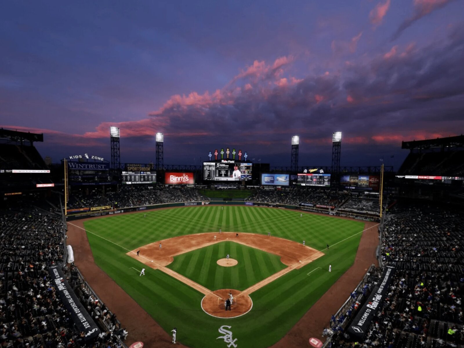 Fan cae desde las gradas al bullpen en juego Reales vs White Sox en MLB