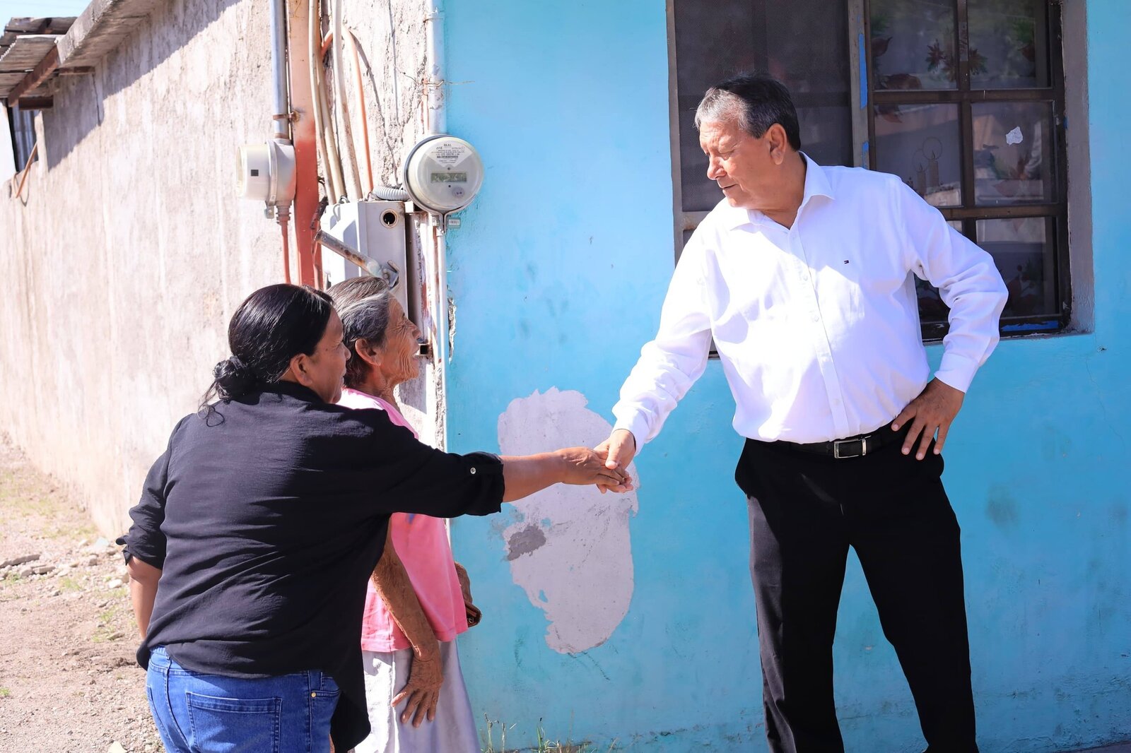 Gobierno de San Juan de Sabinas instala luminarias LED para mejorar seguridad urbana