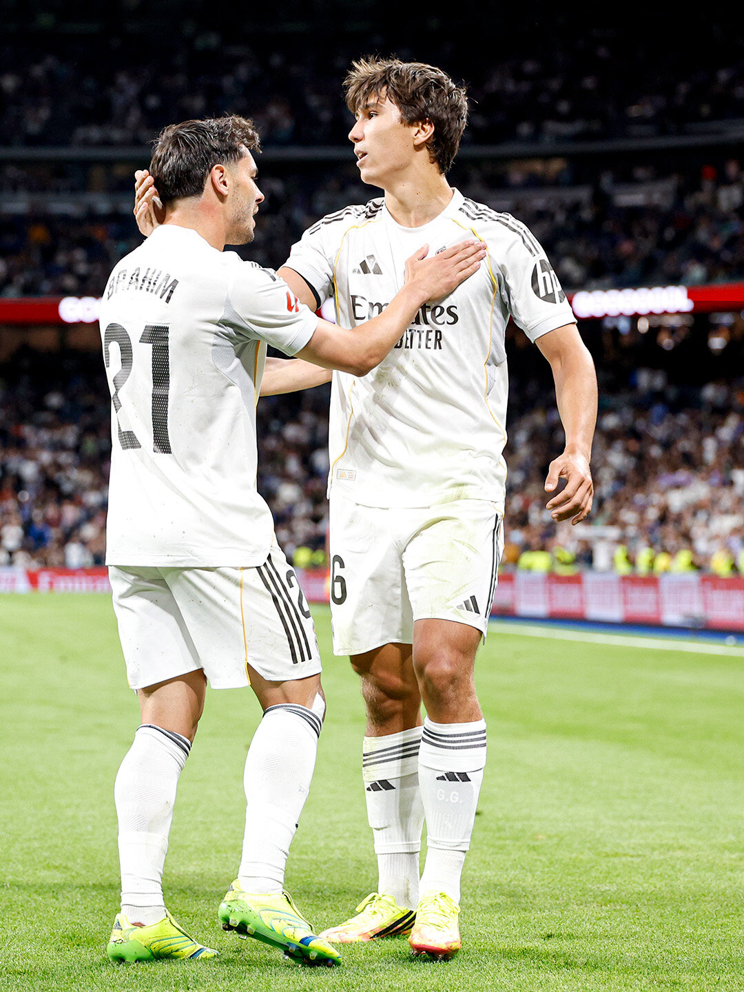 Real Madrid vence 2-0 al Oviedo en ambiente de tristeza