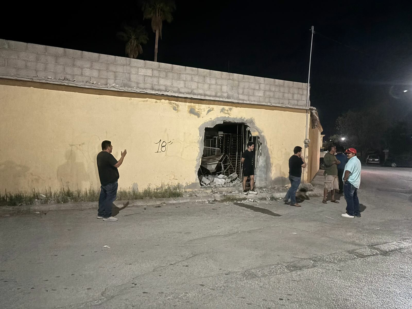 Automóvil termina dentro de vivienda tras fuerte choque en Bellavista