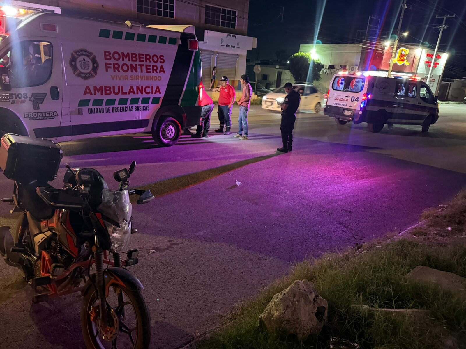 Motociclista arrolla a mujer y la manda al hospital en Frontera