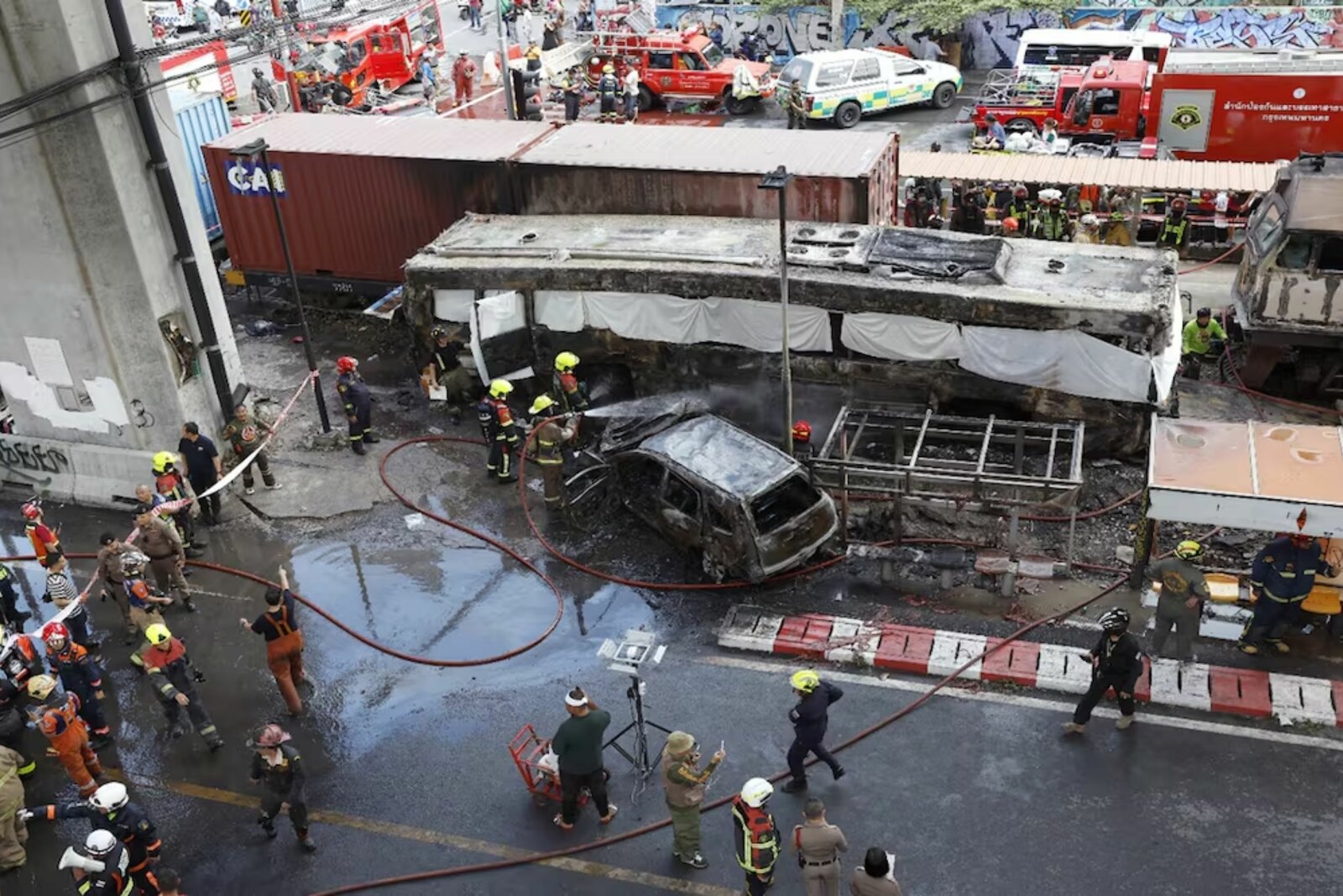 Tren choca contra autobús en Tailandia; reportan 8 muertos