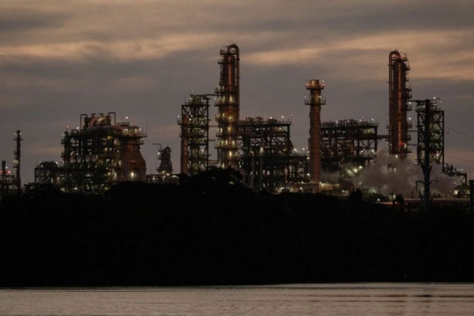 Reportan incendio en refinería Dos Bocas tras cambio en Pemex