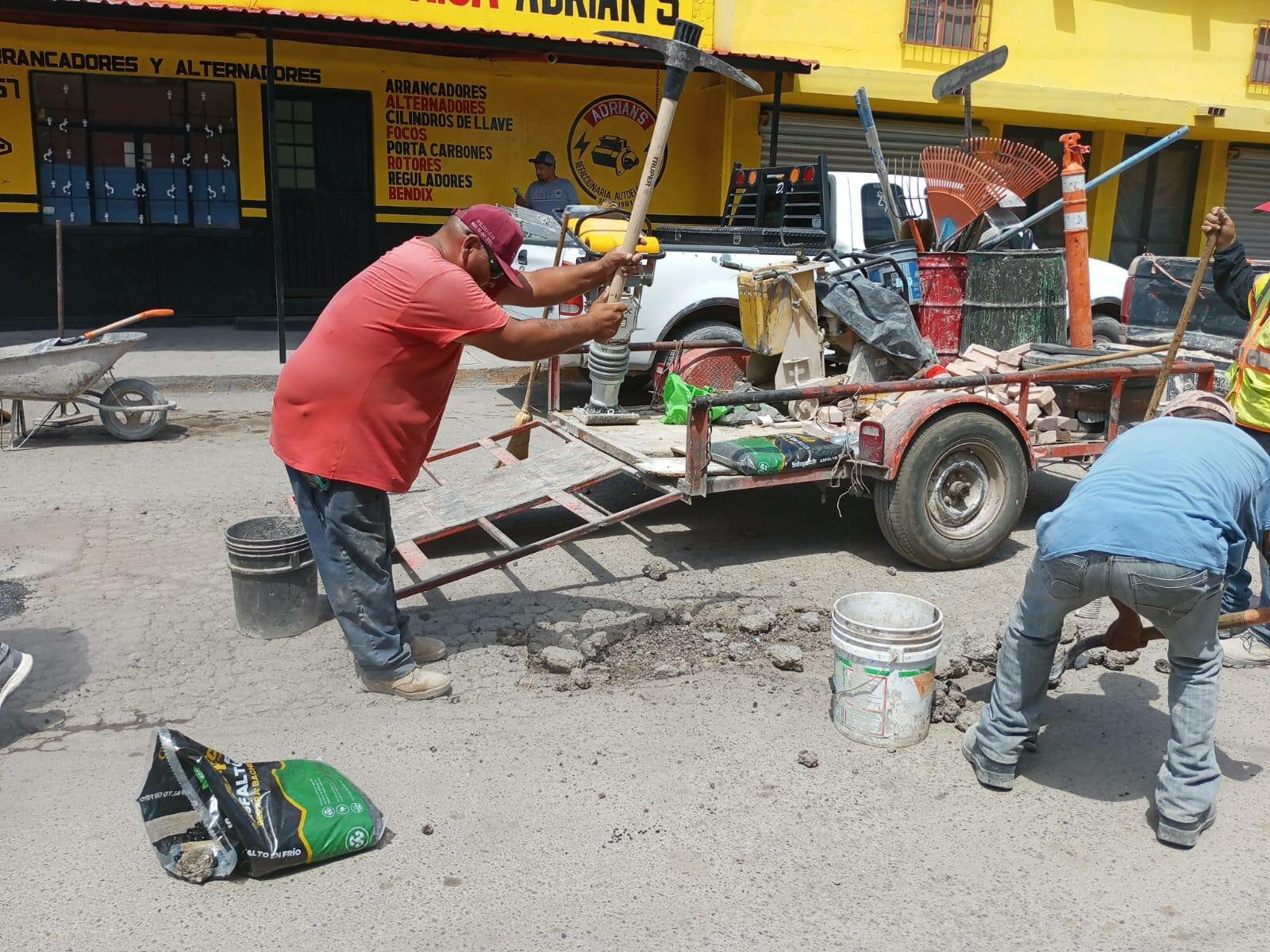 San Juan de Sabinas continúa bacheo activo durante fin de semana