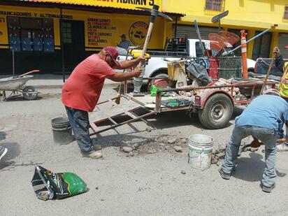 San Juan de Sabinas continúa bacheo activo durante fin de semana