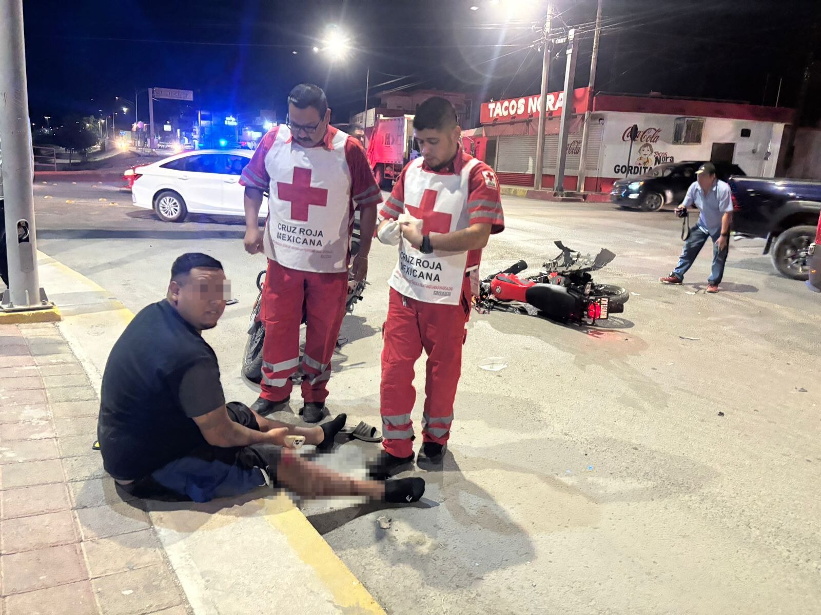 Falla en motocicleta termina en fuerte choque en cruce de Constitución