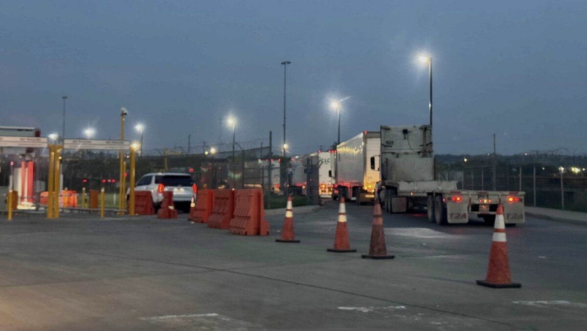     Modernización en aduana de Eagle Pass mantiene lento el cruce comercial