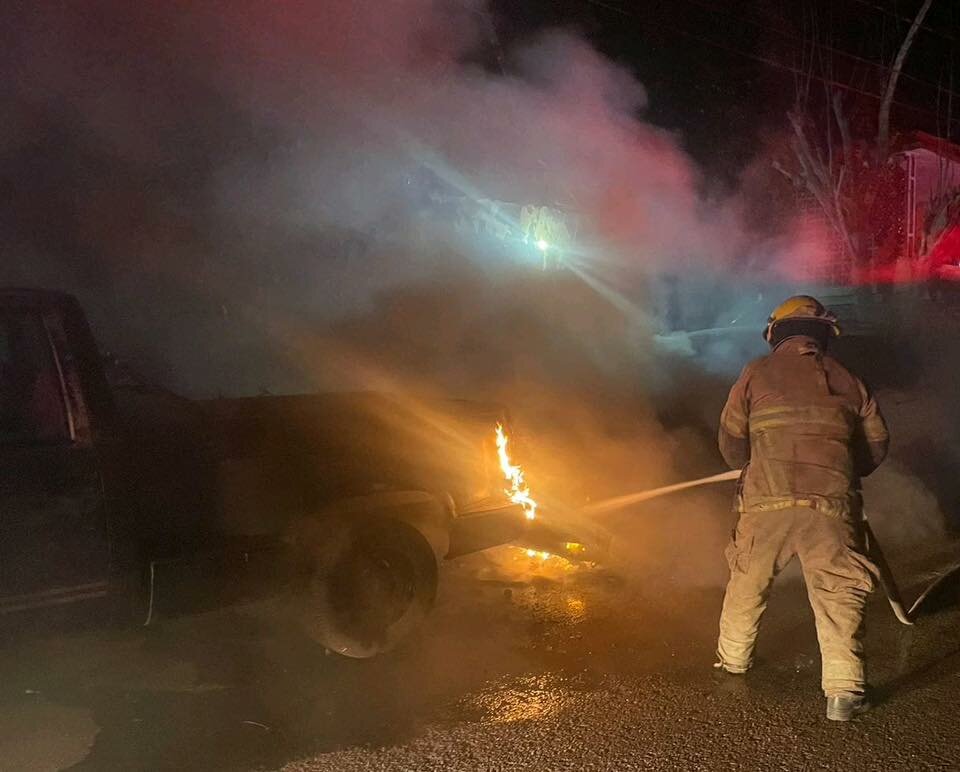 Dos vehículos se incendian tras corto circuito en colonia Sarabia