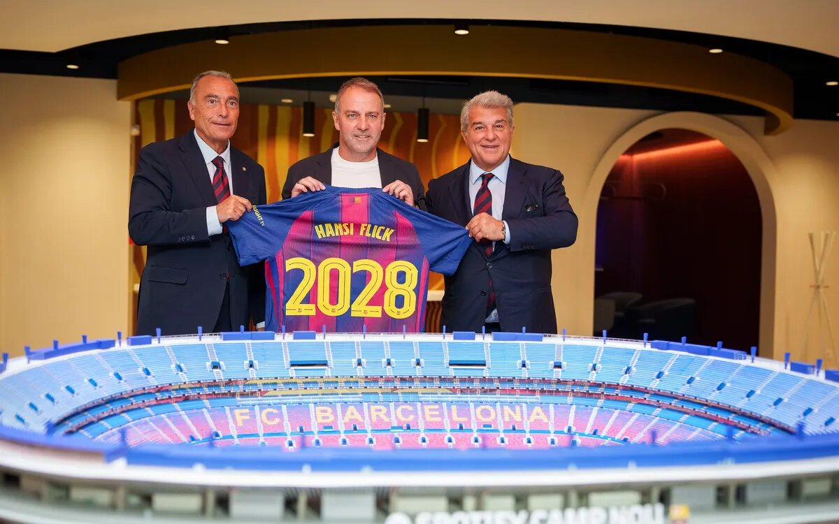 Hansi Flick renueva con Barcelona hasta 2028