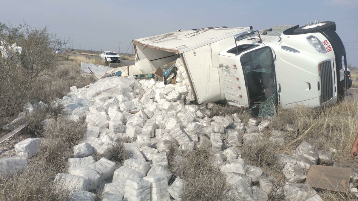 Volcadura de camión en carretera 57 deja dos hombres lesionados