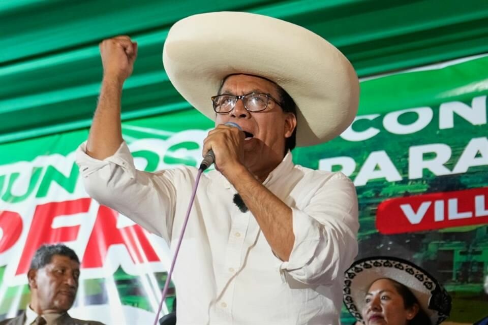 Candidato Roberto Sánchez arma equipo económico en Perú