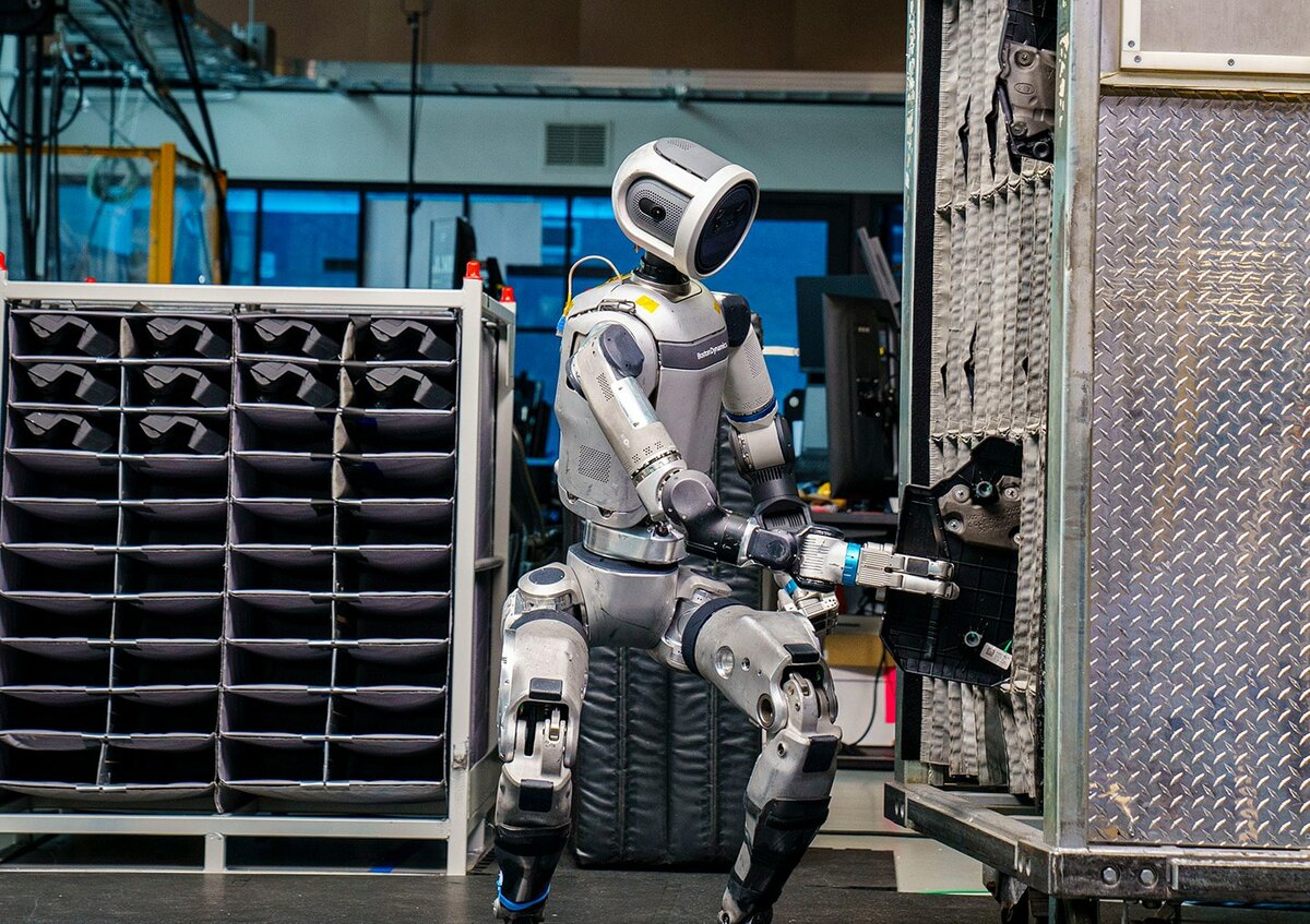 Robot Atlas de Boston Dynamics transporta un refrigerador con IA