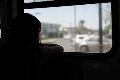 Calor extremo complica traslados diarios en transporte público