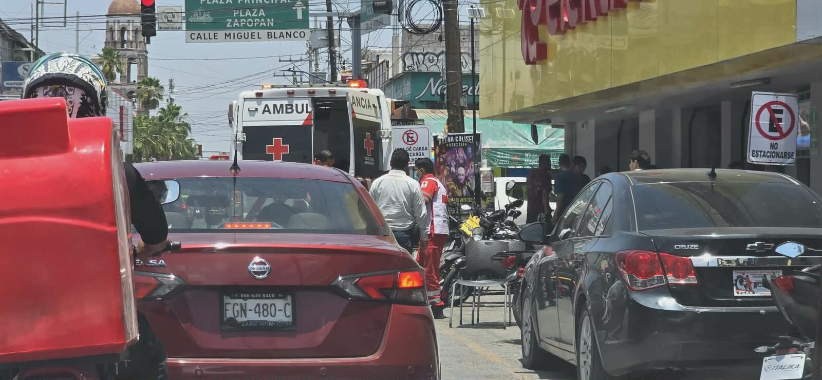 Comerciantes resguardan a adulto mayor tras desplomarse por el intenso calor en Monclova
