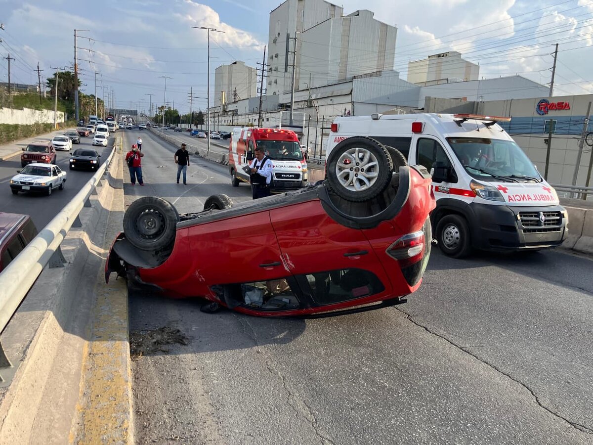 Vuelca a toda velocidad con su hijo en el auto sobre el Pape