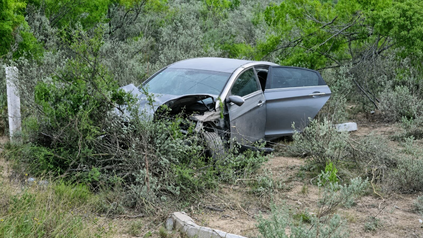 Aparatosa volcadura en la Ribereña deja cuantiosos daños materiales