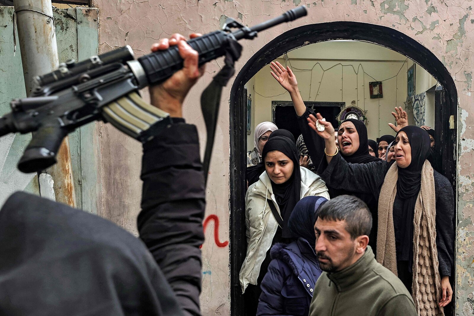 Civiles en Irán reciben entrenamiento con rifles de asalto en Teherán