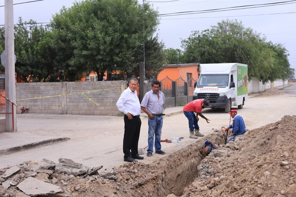 Óscar Ríos supervisa obras de pavimentación y drenaje en Nueva Rosita