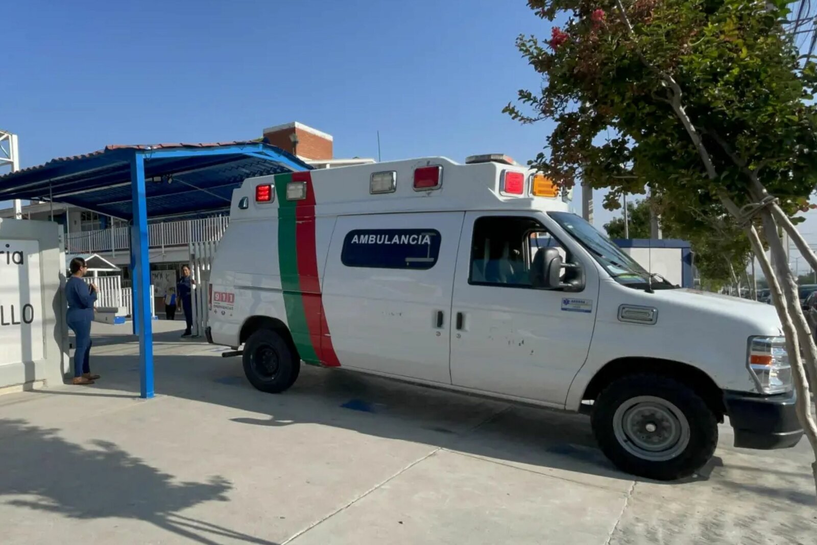 Profesor de secundaria en Saltillo atenta contra su vida dentro de aula