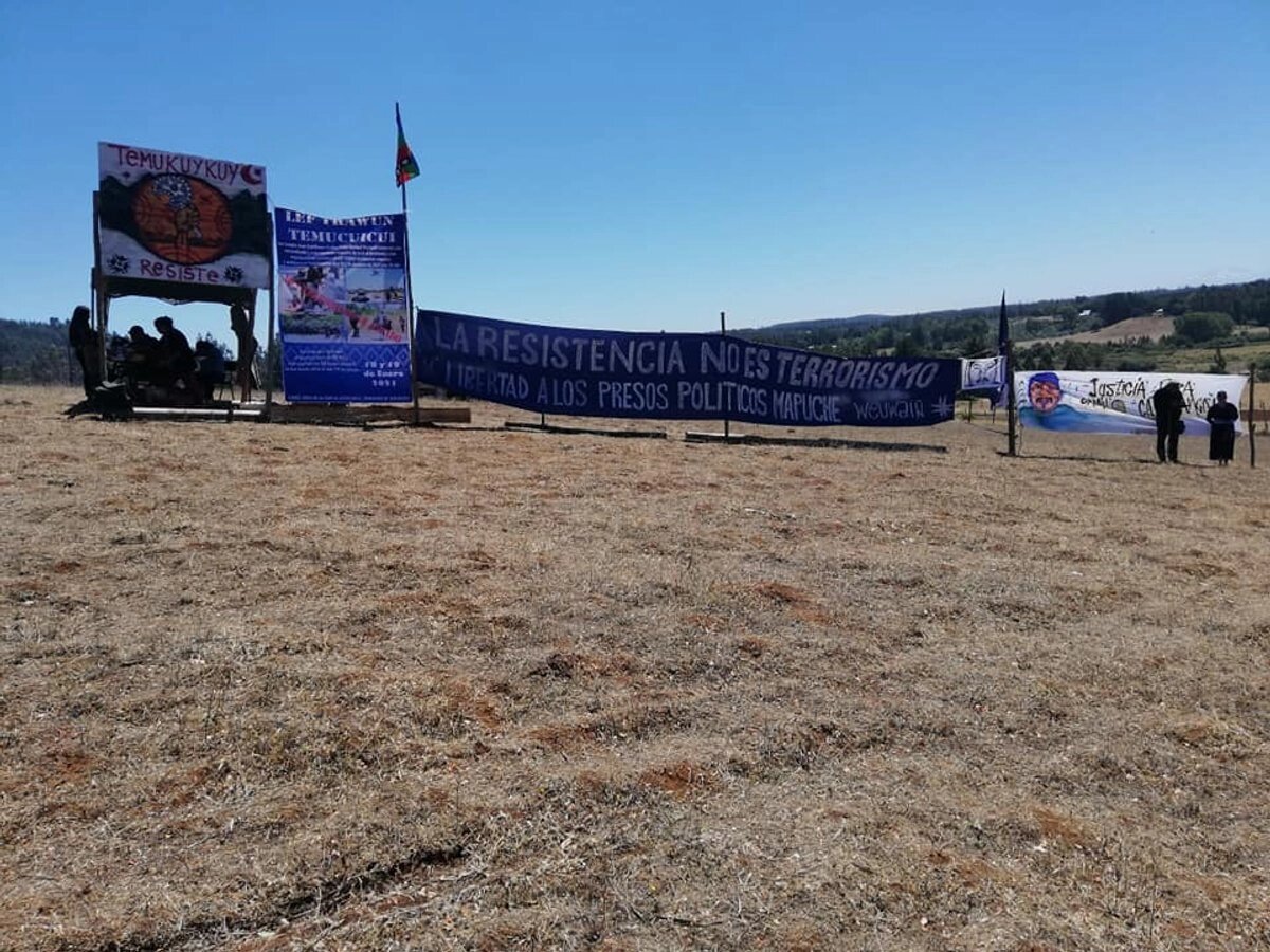 Incendian maquinaria forestal en sur de Chile tras detención mapuche