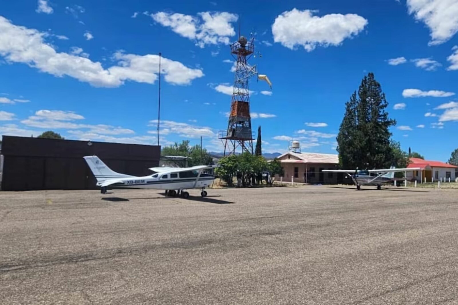Matan a pilotos de Sinaloa tras aterrizar en aeropista de Chihuahua