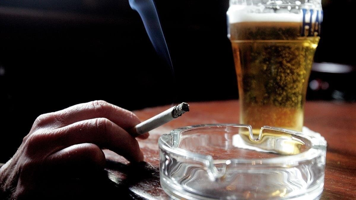 ¿Cómo afectan la cafeína, el alcohol, la marihuana y la nicotina a los síntomas de la EM?