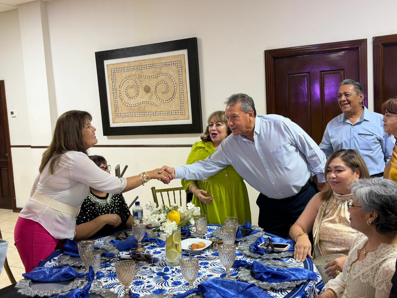 Jubilados celebran Día del Jubilado con baile, cena y rifa