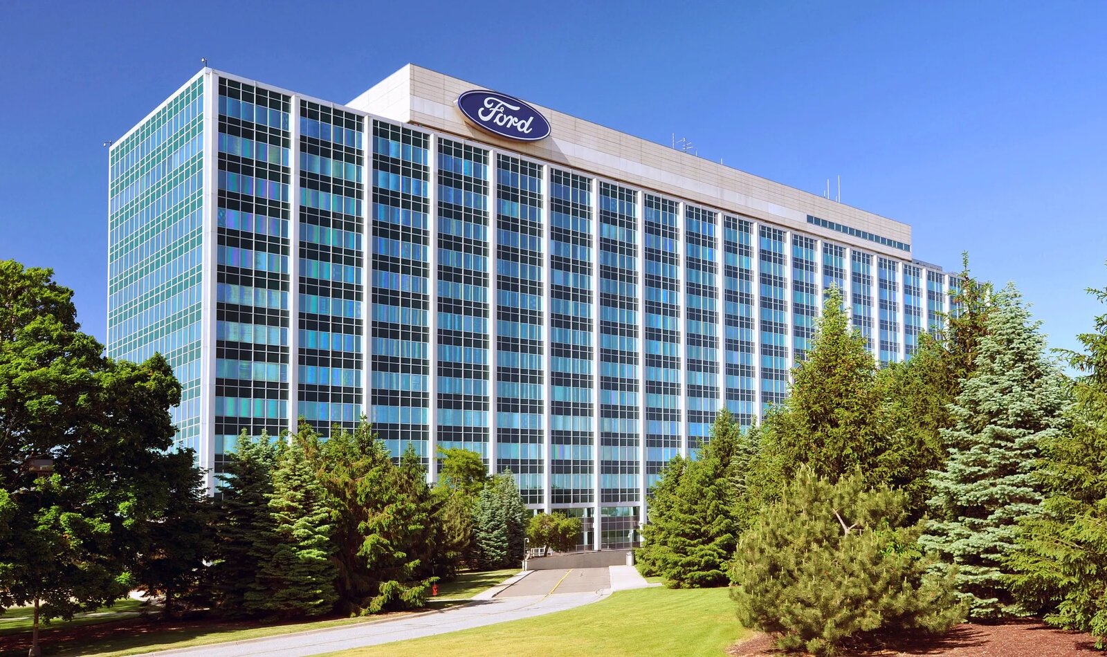 Acciones de Ford suben tras impulso de negocio energético