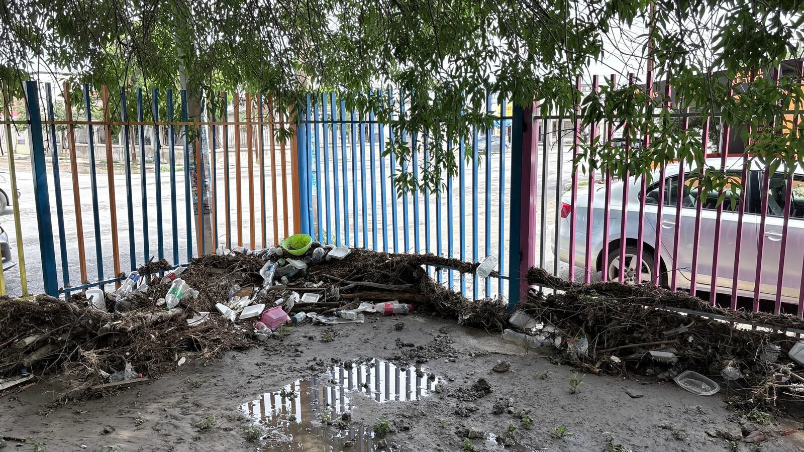 Lluvias vuelven a inundar jardín en Monclova y los deja sin clases