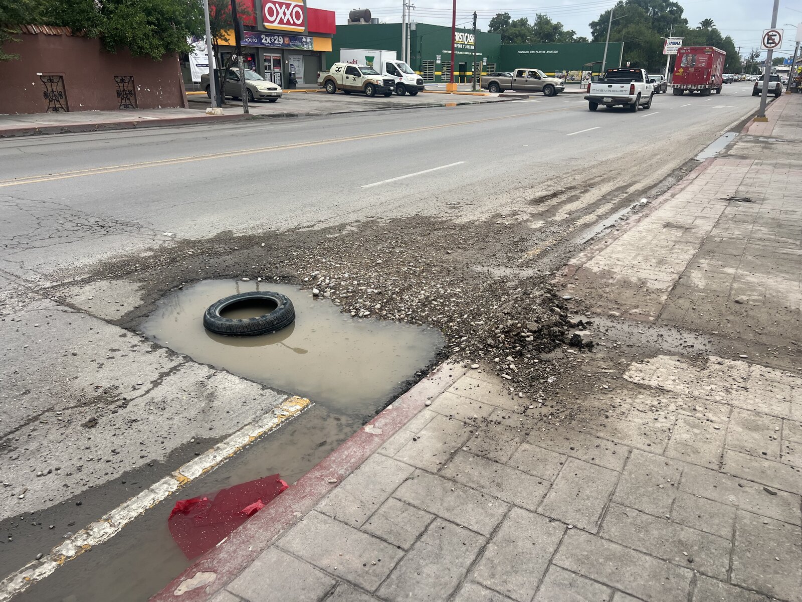 Megabache en Carranza exhibe abandono vial en la principal arteria de PN