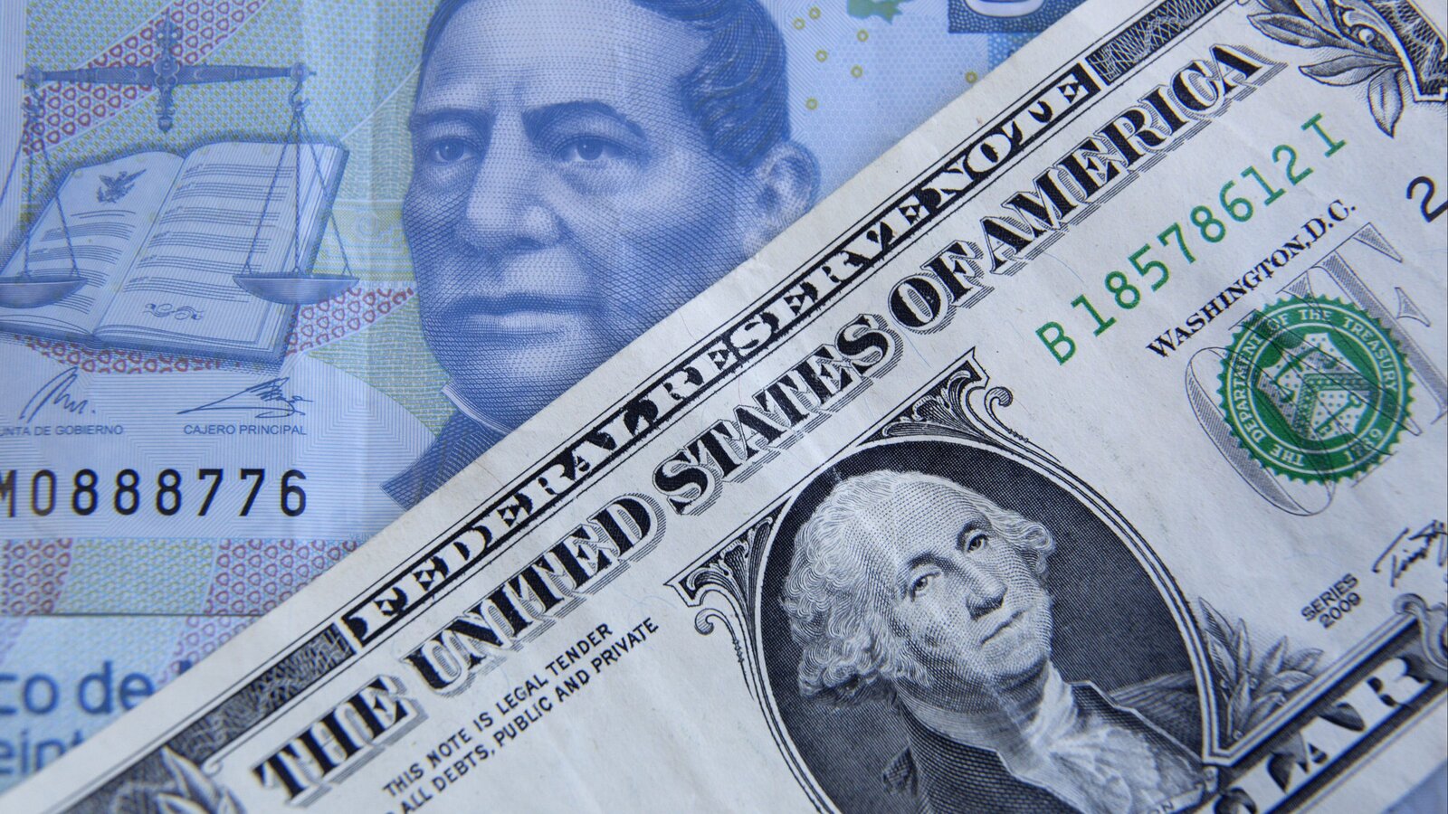 Peso mexicano cierra con ligera depreciación frente al dólar