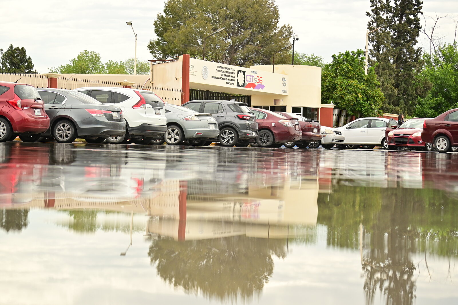 Encharcamientos afectan acceso preparatoria y jardín de niños 