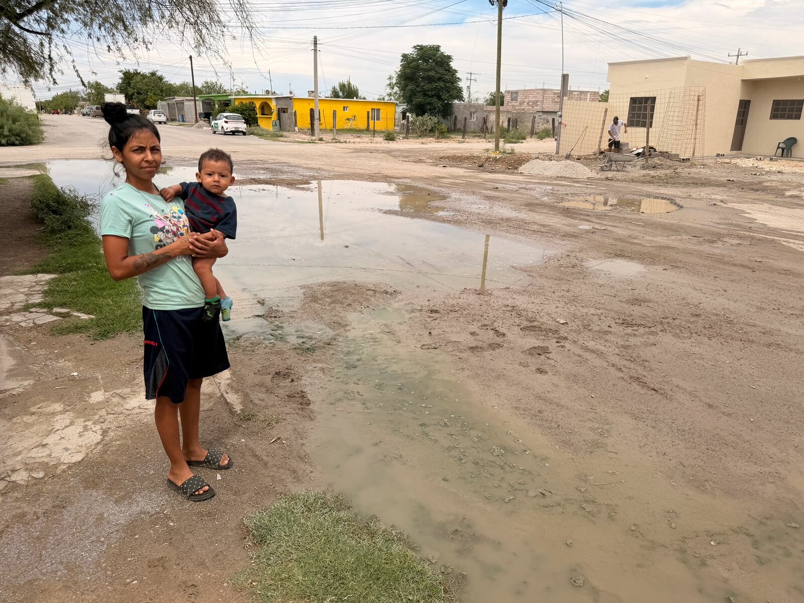 Abandono por alcalde Chano ante inundaciones en calle Libertad Sabinas