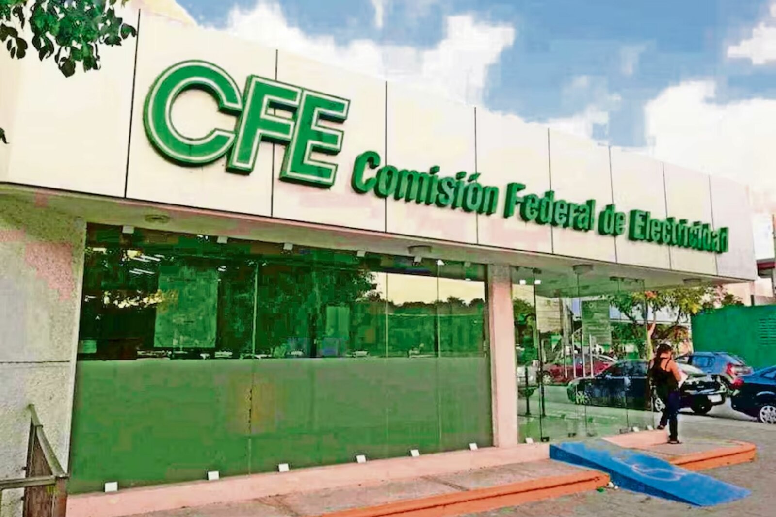 Moody’s baja calificación de CFE tras recorte a deuda soberana de México