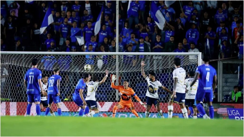 Cruz Azul y Pumas empatan 0-0 en final de ida