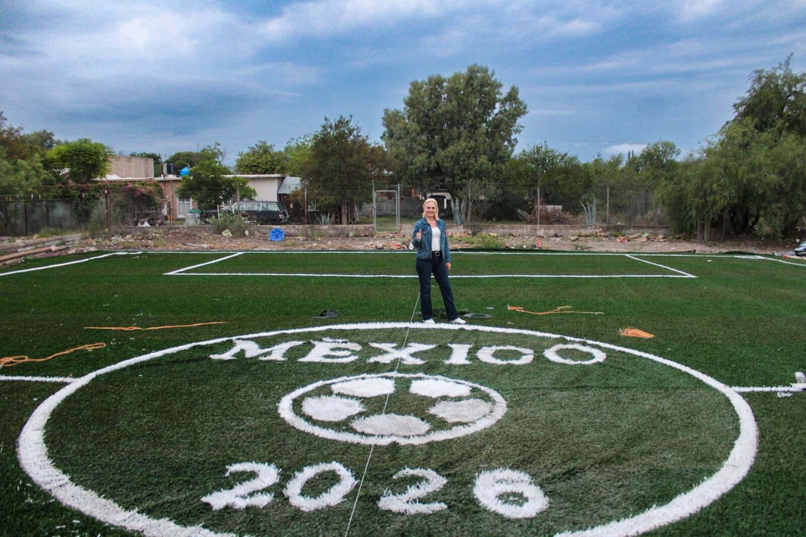 Supervisan construcción de nueva cancha deportiva en Ejido La Cuchilla
