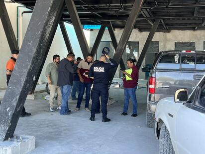 Rescatan a trabajador tras descarga eléctrica en obra