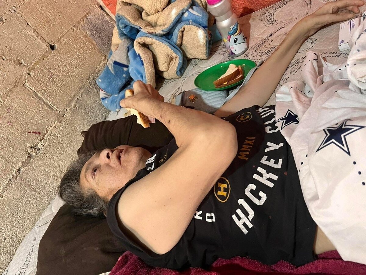 Video de abuelita sola llorando por un vaso de agua desata intervención del DIF