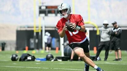 Fernando Mendoza impresiona en prácticas de Raiders